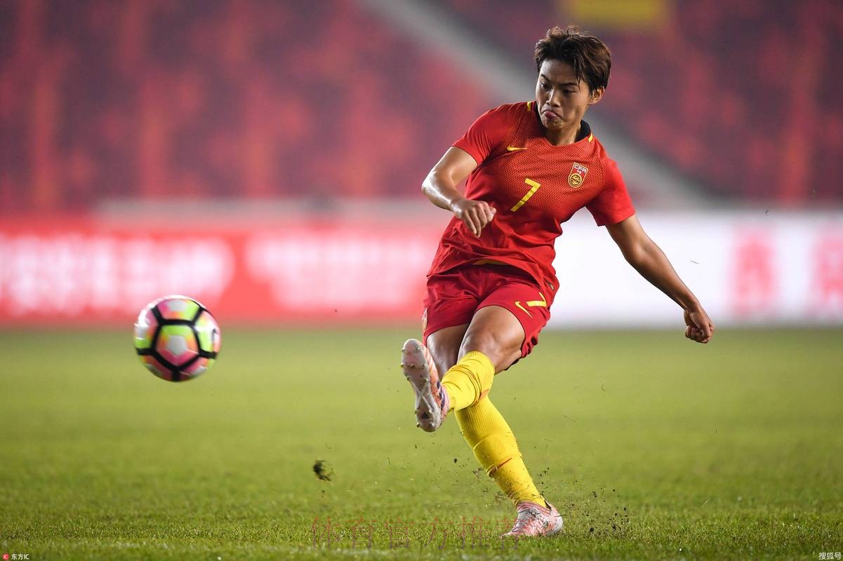 玫瑰再绽放 | 王霜助攻王珊珊破门 中国女足1-2不敌法国女足 玫瑰再绽放 | 王霜助攻王珊珊破门 中国女足1-2不敌法国女足