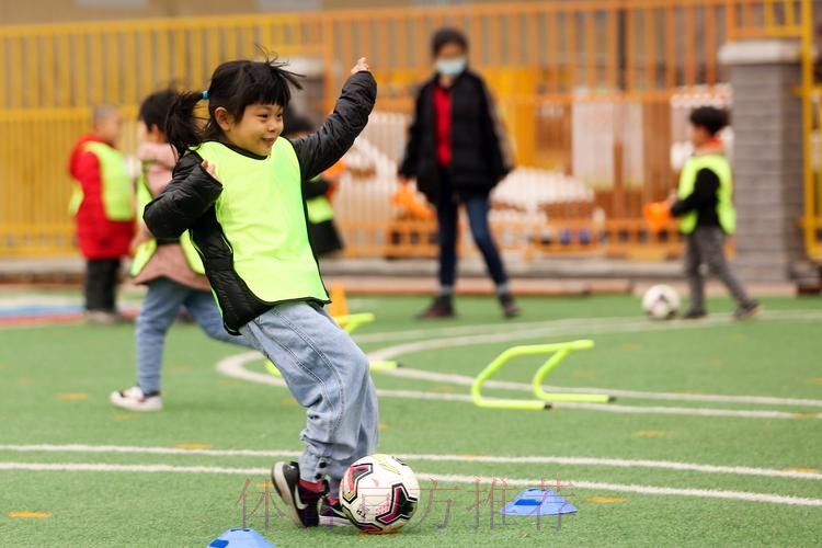 玩转足球 放飞希望——东胜区金融广场幼儿园足球运动纪实 玩转足球 放飞希望——东胜区金融广场幼儿园足球运动纪实